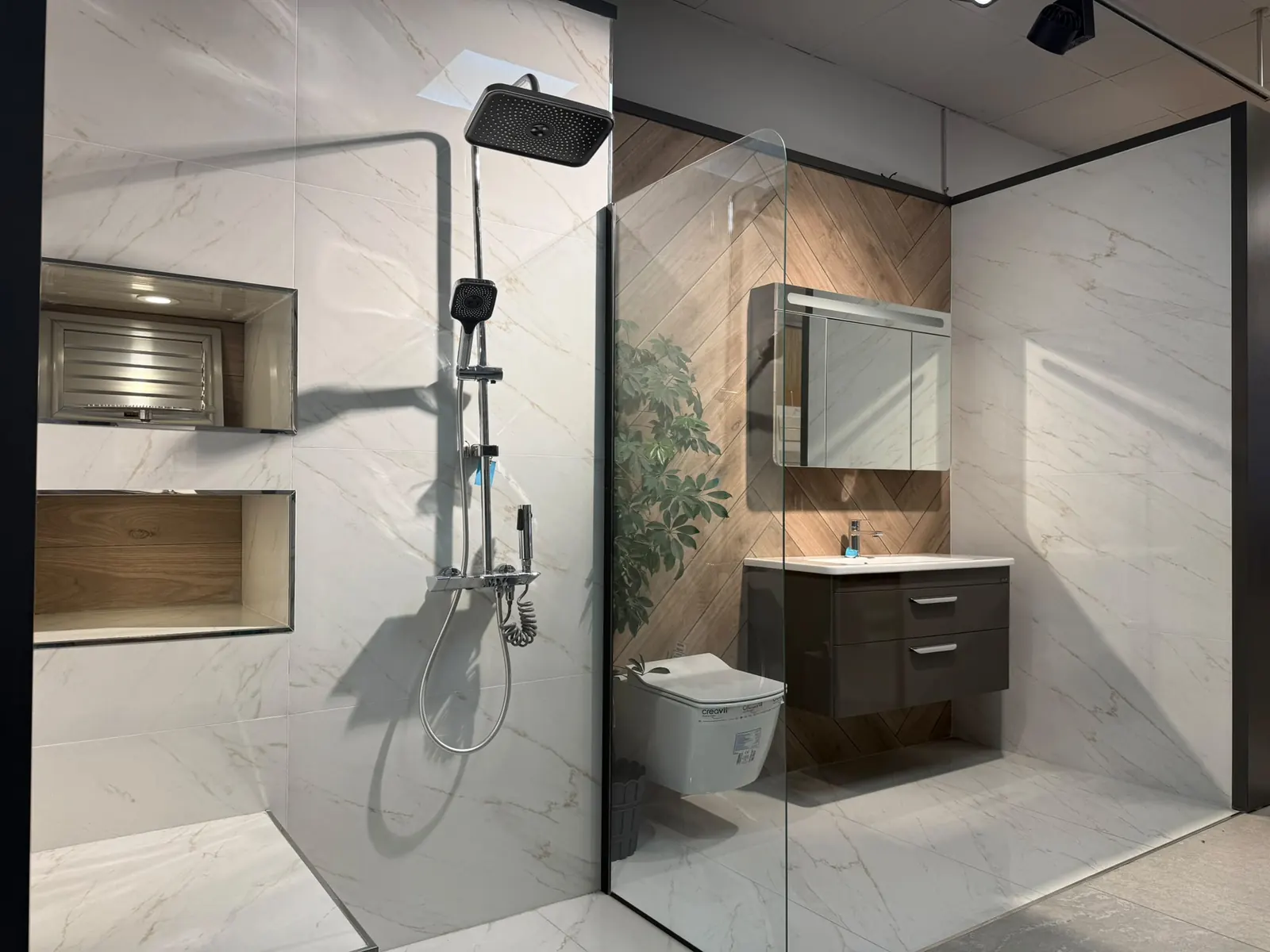Tepe duşlu duş seti, mermer duvar ve nişli banyo
